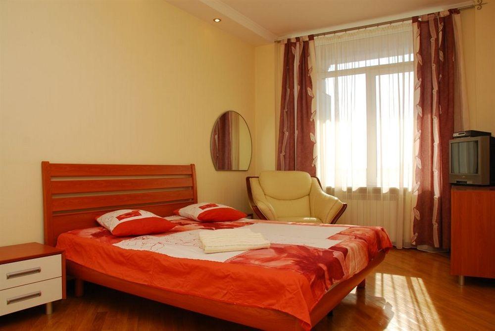 Pecherskie Lipki Hotel Kiev Bagian luar foto