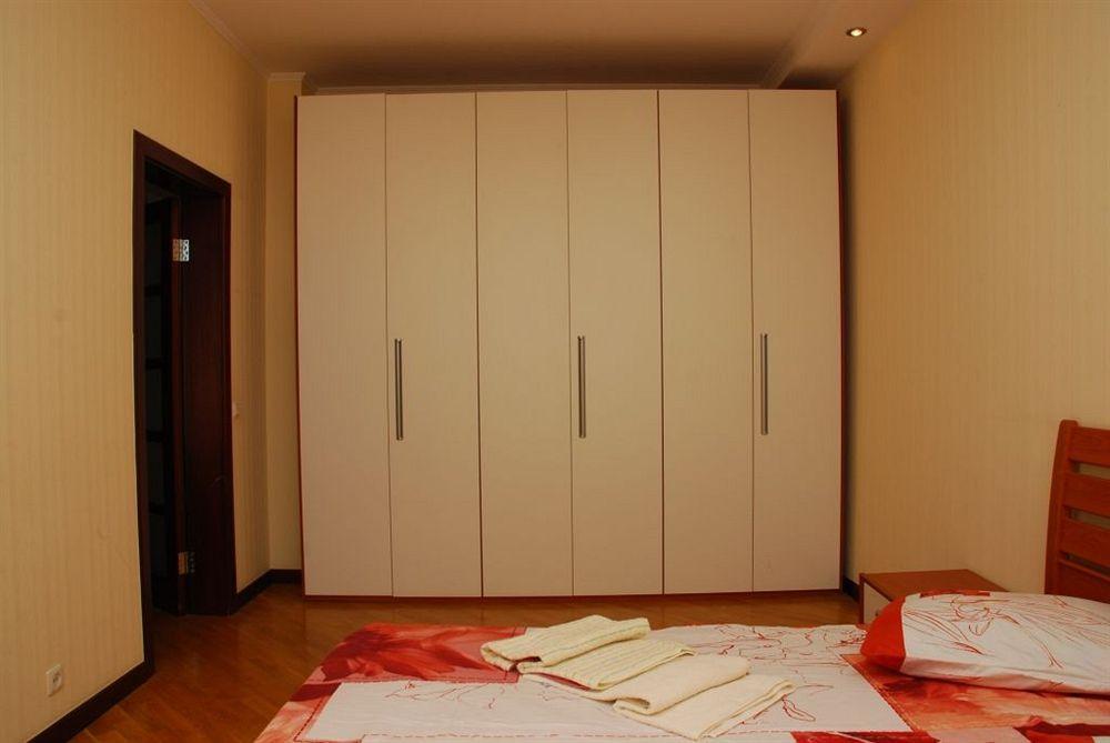 Pecherskie Lipki Hotel Kiev Bagian luar foto