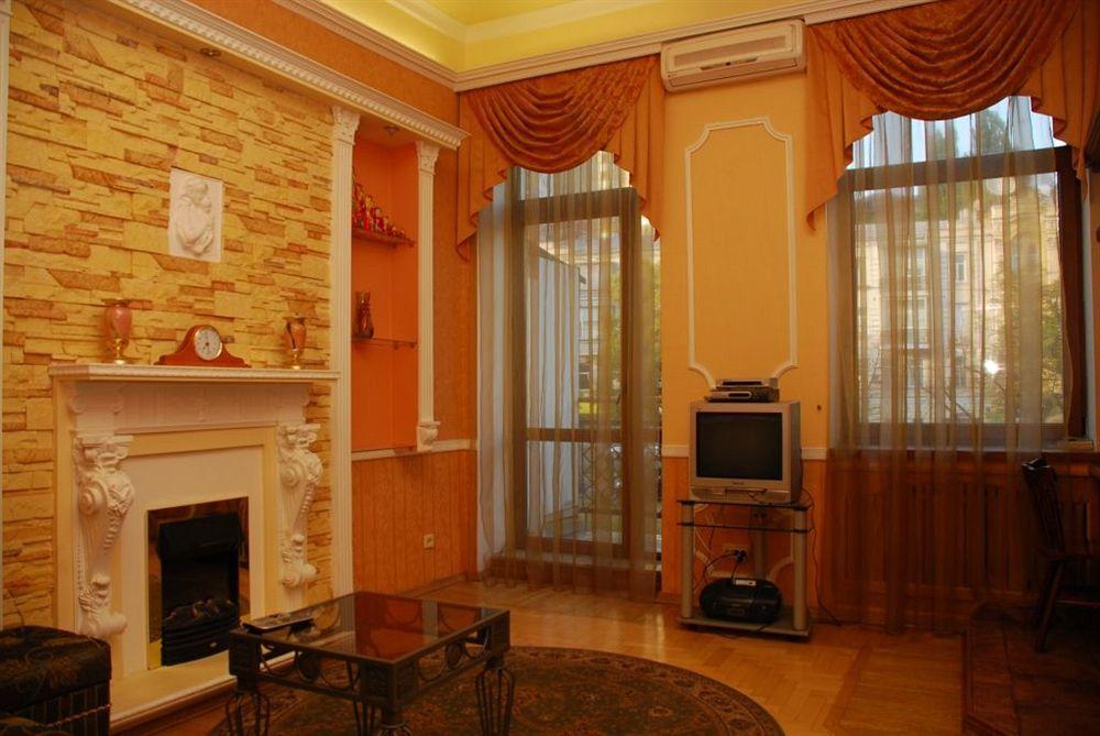 Pecherskie Lipki Hotel Kiev Bagian luar foto