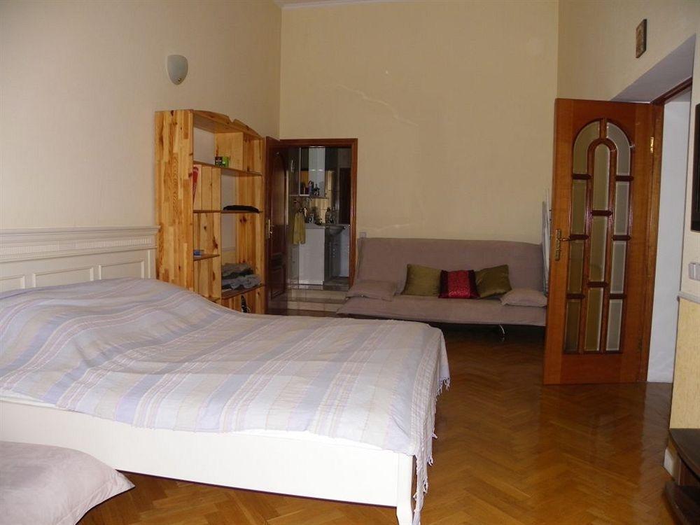 Pecherskie Lipki Hotel Kiev Bagian luar foto