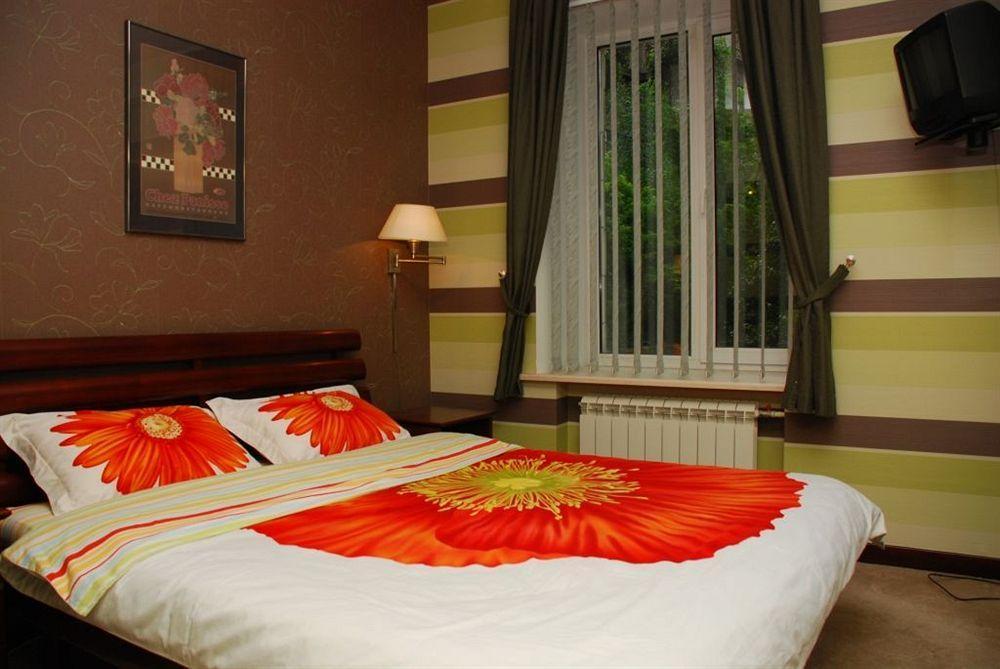 Pecherskie Lipki Hotel Kiev Bagian luar foto